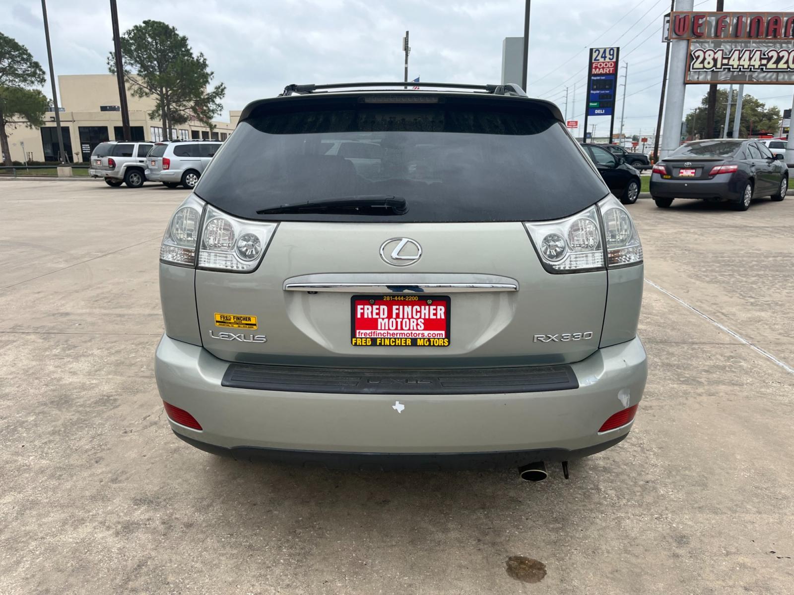 2004 SILVER /TAN Lexus RX 330 2WD (2T2GA31U44C) with an 3.3L V6 DOHC 24V engine, 5-Speed Automatic Overdrive transmission, located at 14700 Tomball Parkway 249, Houston, TX, 77086, (281) 444-2200, 29.928619, -95.504074 - Photo #5